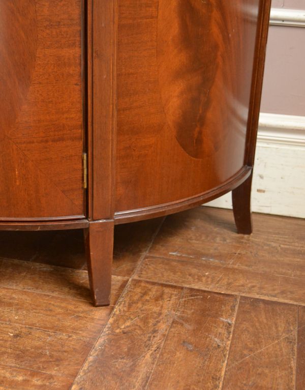 アンティークのキャビネット　アンティーク家具　ウォールナット材のアンティーク英国家具、キレイなガラスのショーケース。きちんと支えます。(j-1486-f)