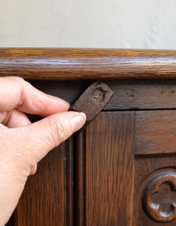 アンティークのキャビネット　アンティーク家具　シックな雰囲気のアンティーク家具、英国デザインのナイトテーブル（スモールキャビネット）。扉を留めるストッパーも付いています。(j-1488-f)