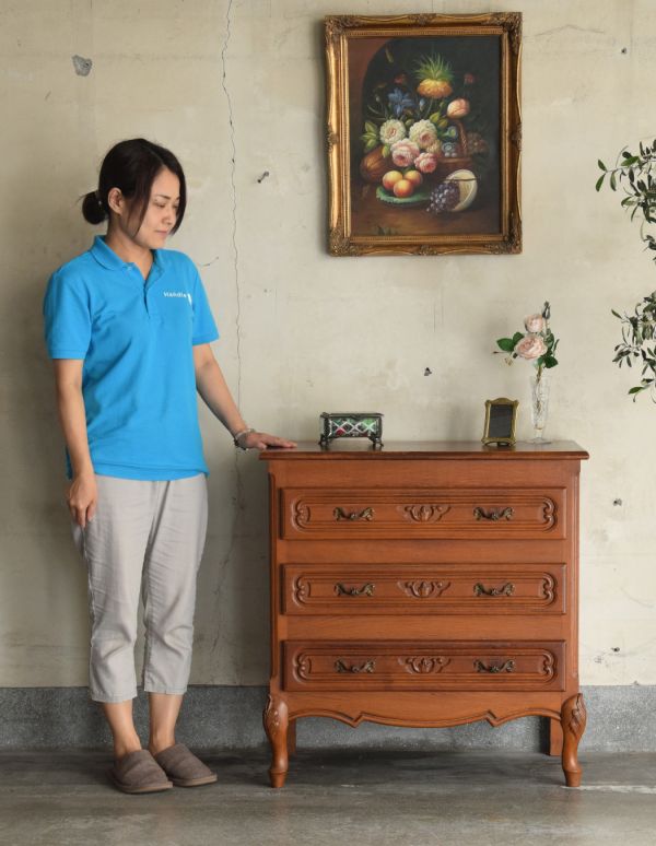 アンティークのチェスト アンティーク家具 フランスのアンティーク家具、エレガントなチェスト(3段)。高級感があって女性らしい優しい曲線。(j-1489-f)