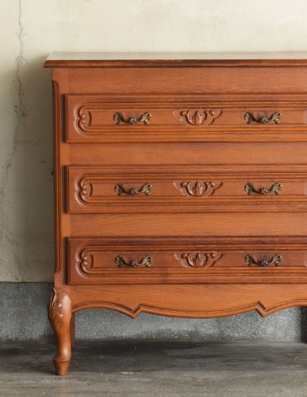 アンティークのチェスト アンティーク家具 フランスのアンティーク家具、エレガントなチェスト(3段)。リビングではメモ、リモコン、筆記用具など近くに置いておきたいものを収納しておけばとっても便利ですよ。(j-1489-f)