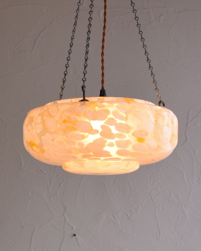 シャンデリア　照明・ライティング　イギリスから届いたアンティーク照明、オレンジのハンギングボウル（Ｅ26球付） 。マーブル状にオレンジ色が入って、柔らかな雰囲気に仕上がっています。(j-149-z)