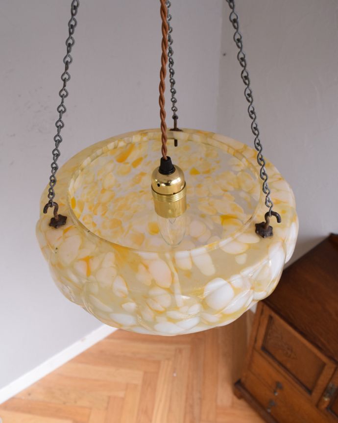 シャンデリア　照明・ライティング　イギリスから届いたアンティーク照明、オレンジのハンギングボウル（Ｅ26球付） 。しっかりオーバーホウルをしていますので、ご安心くださいね。(j-149-z)