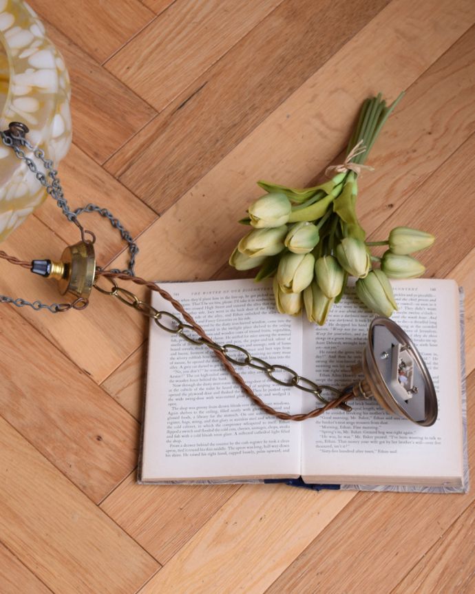 シャンデリア　照明・ライティング　イギリスから届いたアンティーク照明、オレンジのハンギングボウル（Ｅ26球付） 。引っ掛けシーリングのタイプに加工してお届けしますので、リビングやダイニングテーブルの上などお好きな場所に簡単に取り付けてみてください。(j-149-z)