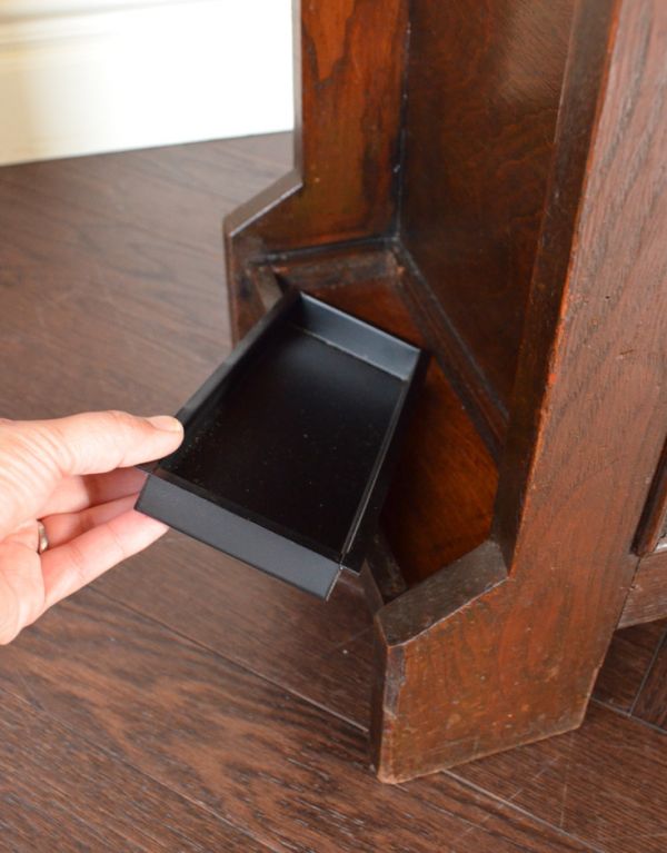 ロイドルームボックス アンティーク家具 英国らしい紳士のアンティークホールスタンド、ステッキスタンド付きベンチ。雨水を受けるところが付いているので、床が濡れません。(j-1490-f)