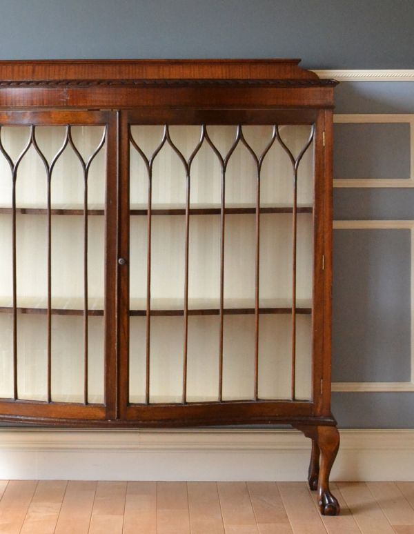 アンティークのキャビネット　アンティーク家具　大きなガラス扉の英国アンティーク家具、ガラスキャビネット。美しい木製の装飾が上品さを生んでくれます。(j-1492-f)