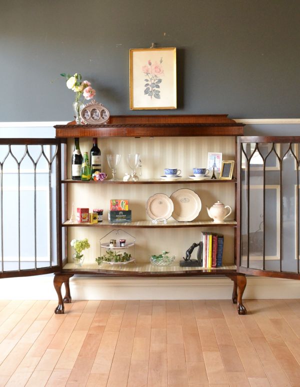 アンティークのキャビネット　アンティーク家具　大きなガラス扉の英国アンティーク家具、ガラスキャビネット。両開きで出し入れもしやすいですよ。(j-1492-f)