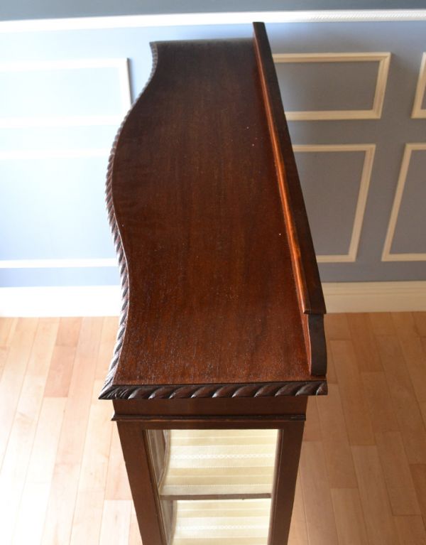 アンティークのキャビネット　アンティーク家具　大きなガラス扉の英国アンティーク家具、ガラスキャビネット。天板もピカピカにお直ししました。(j-1492-f)