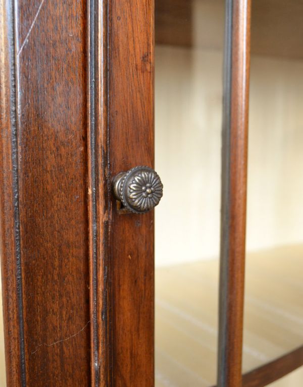 アンティークのキャビネット　アンティーク家具　大きなガラス扉の英国アンティーク家具、ガラスキャビネット。小さな取っ手がちょこんと付いています。(j-1492-f)