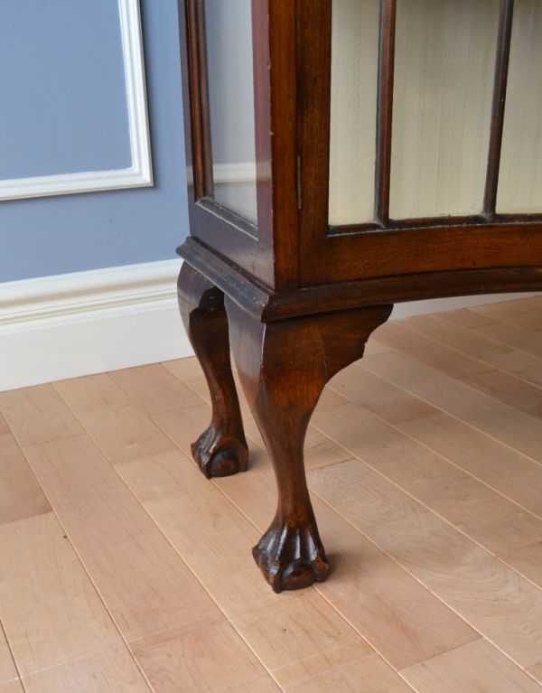 アンティークのキャビネット　アンティーク家具　大きなガラス扉の英国アンティーク家具、ガラスキャビネット。安定感のある脚がしっかり支えます。(j-1492-f)