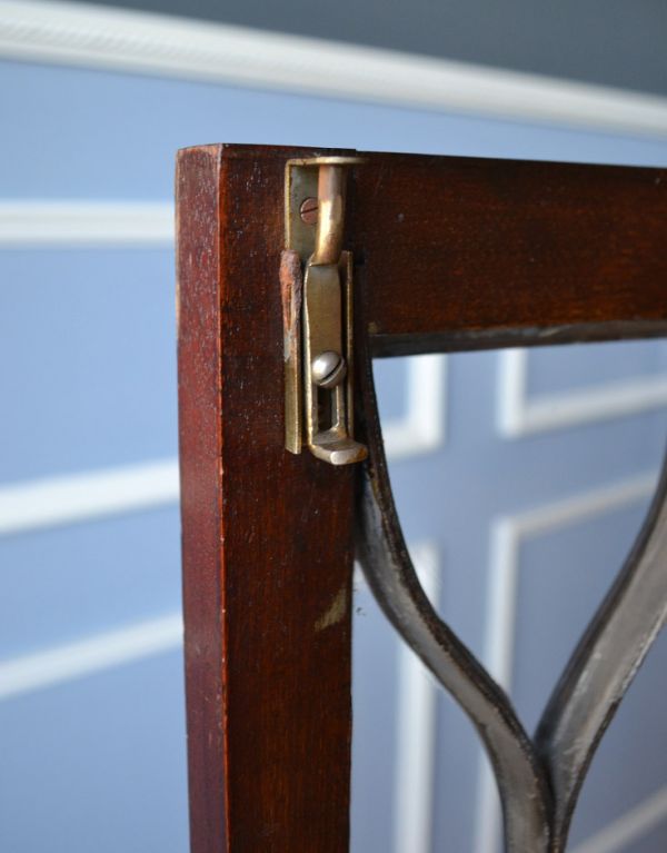 アンティークのキャビネット　アンティーク家具　大きなガラス扉の英国アンティーク家具、ガラスキャビネット。扉を留めるためのストッパーも当時のものです。(j-1492-f)