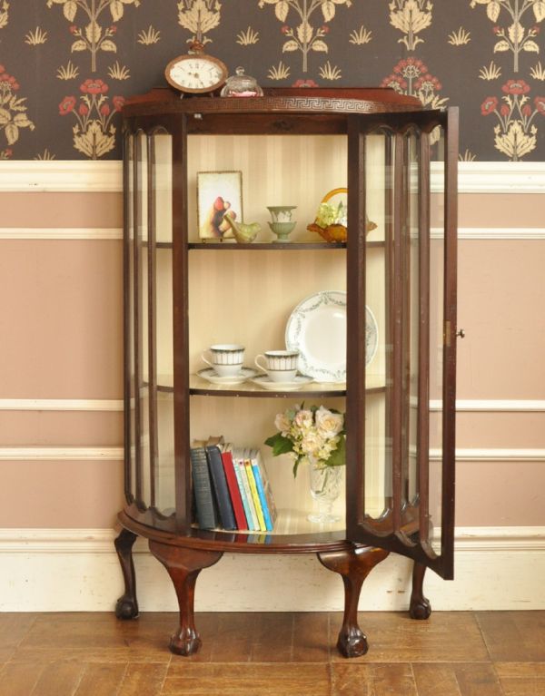 アンティークのキャビネット　アンティーク家具　英国アンティーク家具のショーケース、格子が上品なガラスキャビネット（飾り棚）。３段あります。(j-1493-f)