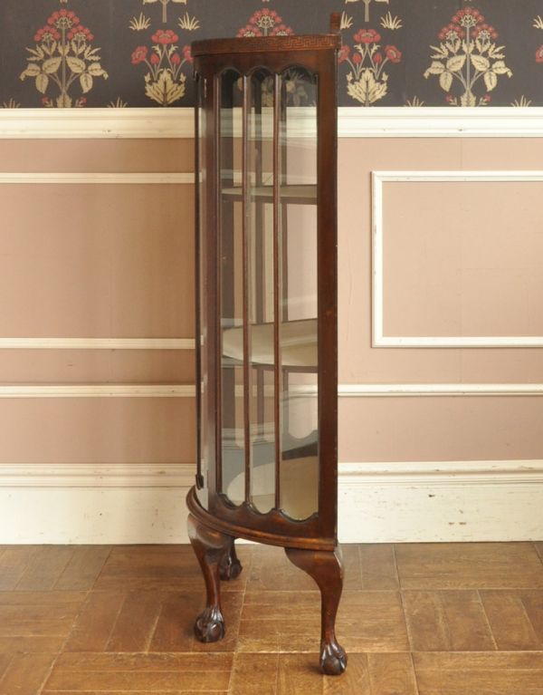 アンティークのキャビネット　アンティーク家具　英国アンティーク家具のショーケース、格子が上品なガラスキャビネット（飾り棚）。サイドもガラス貼りが涼しげでスッキリしています。(j-1493-f)