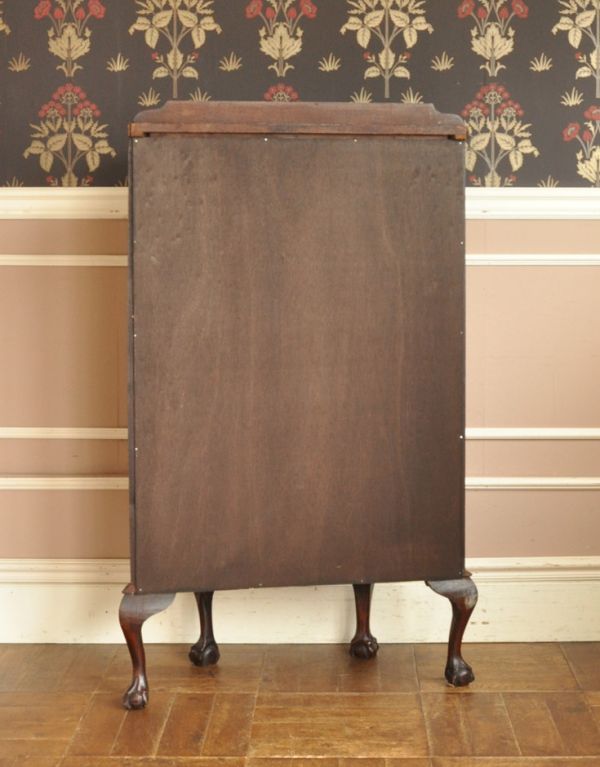 アンティークのキャビネット　アンティーク家具　英国アンティーク家具のショーケース、格子が上品なガラスキャビネット（飾り棚）。キチンとメンテナンスしてあるので、裏側もキレイです。(j-1493-f)