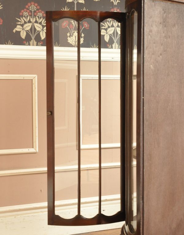 アンティークのキャビネット　アンティーク家具　英国アンティーク家具のショーケース、格子が上品なガラスキャビネット（飾り棚）。ガラスもアンティークならでは。(j-1493-f)