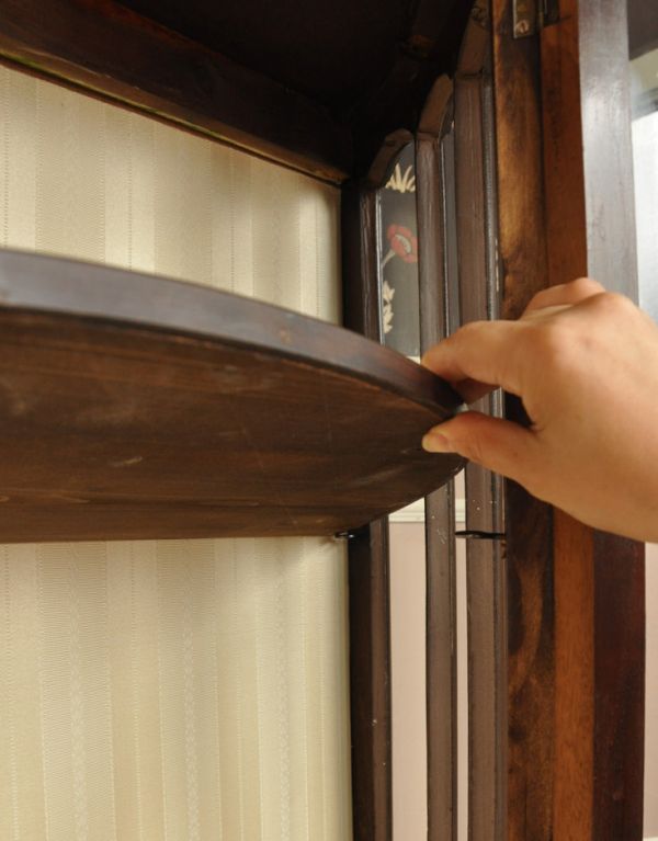 アンティークのキャビネット　アンティーク家具　英国アンティーク家具のショーケース、格子が上品なガラスキャビネット（飾り棚）。棚板は可動です。(j-1493-f)