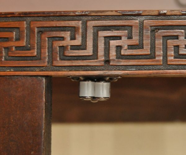 アンティークのキャビネット　アンティーク家具　英国アンティーク家具のショーケース、格子が上品なガラスキャビネット（飾り棚）。ローラーキャッチャーがありますので開閉はスムーズです。(j-1493-f)