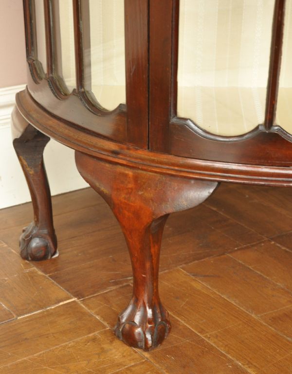 アンティークのキャビネット　アンティーク家具　英国アンティーク家具のショーケース、格子が上品なガラスキャビネット（飾り棚）。きちんと支えます。(j-1493-f)