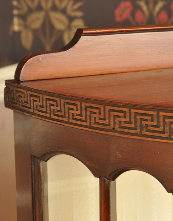 アンティークのキャビネット　アンティーク家具　英国アンティーク家具のショーケース、格子が上品なガラスキャビネット（飾り棚）。縁にはポイントになるシノワズリデザインです。(j-1493-f)