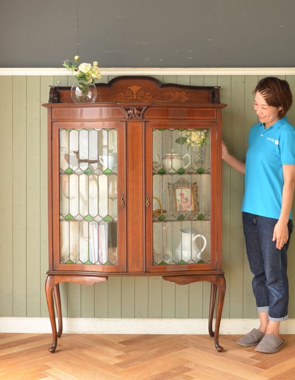 アンティークのキャビネット アンティーク家具 ステンドグラスが美しいアンティーク英国家具、ガラスのショーケース 。ショーケースのように、お気に入りの雑貨や食器を並べてみましょう。(j-1495-f)