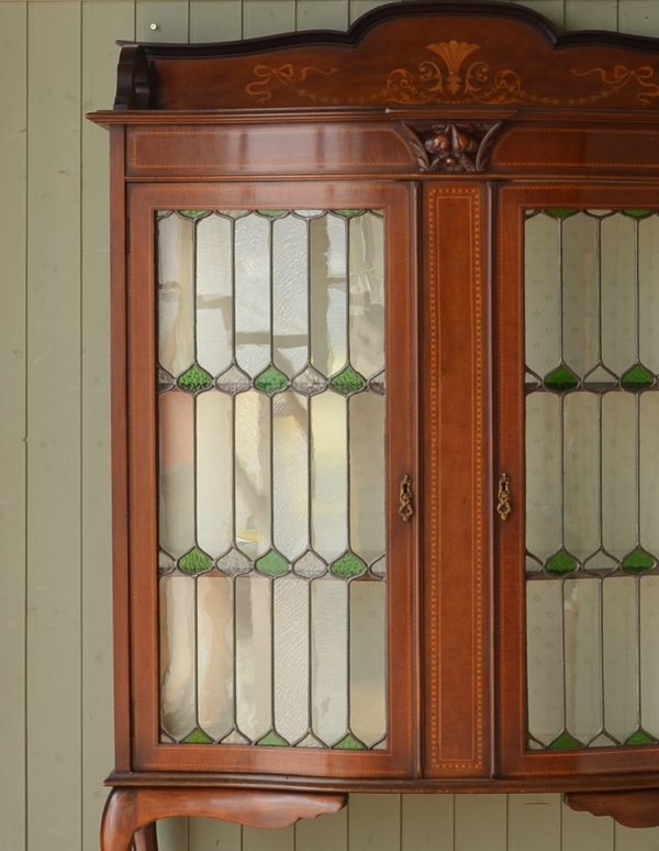 アンティークのキャビネット アンティーク家具 ステンドグラスが美しいアンティーク英国家具、ガラスのショーケース 。リビングや寝室、玄関などで試してみてください。(j-1495-f)