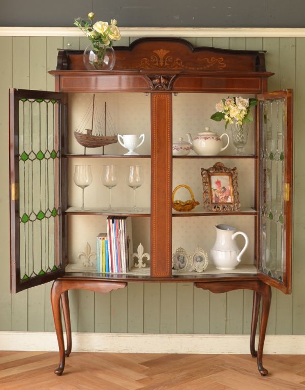 アンティークのキャビネット アンティーク家具 ステンドグラスが美しいアンティーク英国家具、ガラスのショーケース 。3段あります。(j-1495-f)