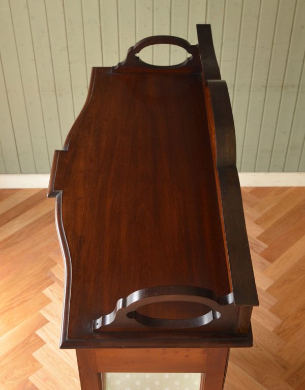 アンティークのキャビネット アンティーク家具 ステンドグラスが美しいアンティーク英国家具、ガラスのショーケース 。天板もキレイな状態で仕上げてあります。(j-1495-f)