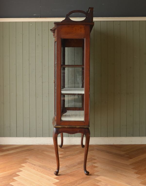 アンティークのキャビネット アンティーク家具 ステンドグラスが美しいアンティーク英国家具、ガラスのショーケース 。サイドもガラス貼りが涼しげでスッキリしています。(j-1495-f)