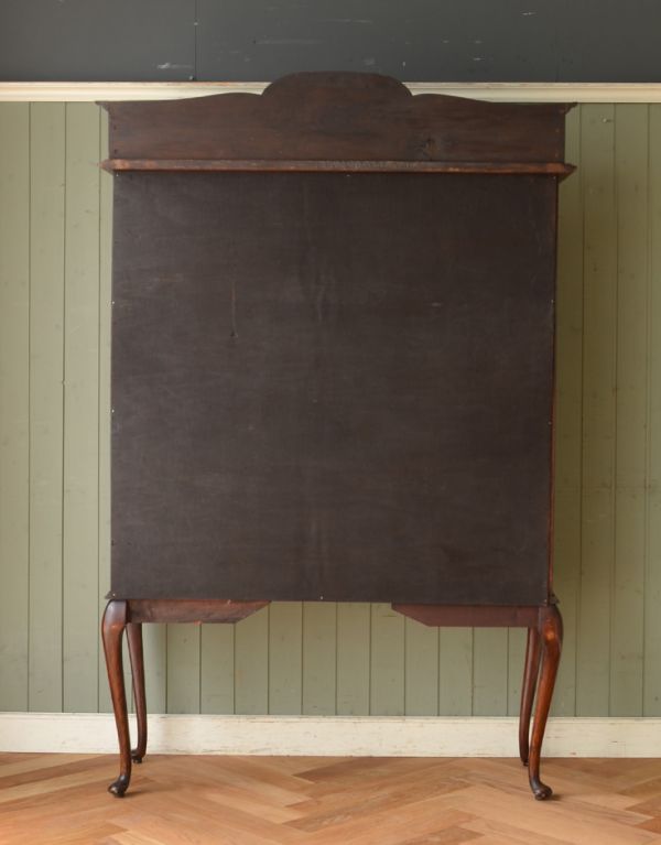 アンティークのキャビネット アンティーク家具 ステンドグラスが美しいアンティーク英国家具、ガラスのショーケース 。キチンとメンテナンスをしているので、裏もキレイな状態です。(j-1495-f)