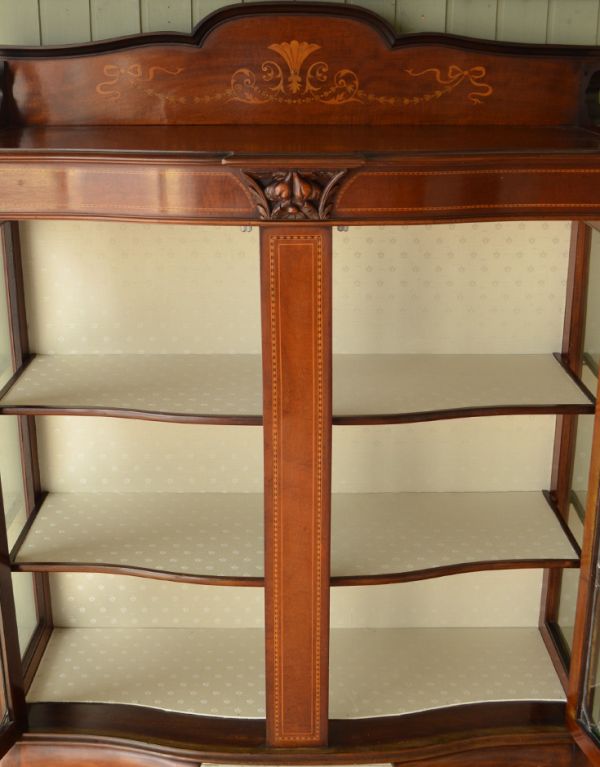 アンティークのキャビネット アンティーク家具 ステンドグラスが美しいアンティーク英国家具、ガラスのショーケース 。扉はきちんとお直しをしているのでスムーズに開け閉めができ、出し入れもしやすく使いやすいです。(j-1495-f)