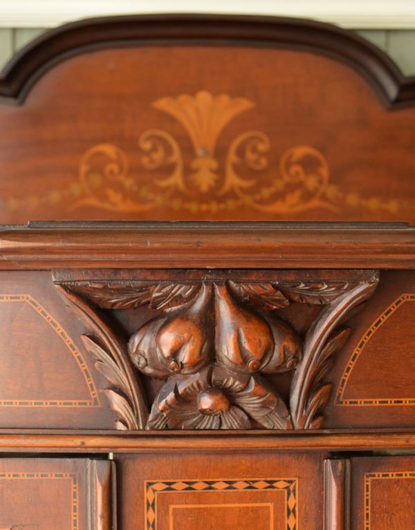 アンティークのキャビネット アンティーク家具 ステンドグラスが美しいアンティーク英国家具、ガラスのショーケース 。木の装飾が上品なアクセントになっています。(j-1495-f)