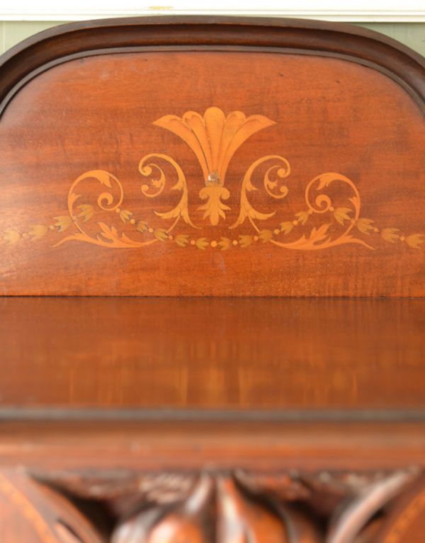 アンティークのキャビネット アンティーク家具 ステンドグラスが美しいアンティーク英国家具、ガラスのショーケース 。お花のリースは女性心をくすぐるデザインです。(j-1495-f)