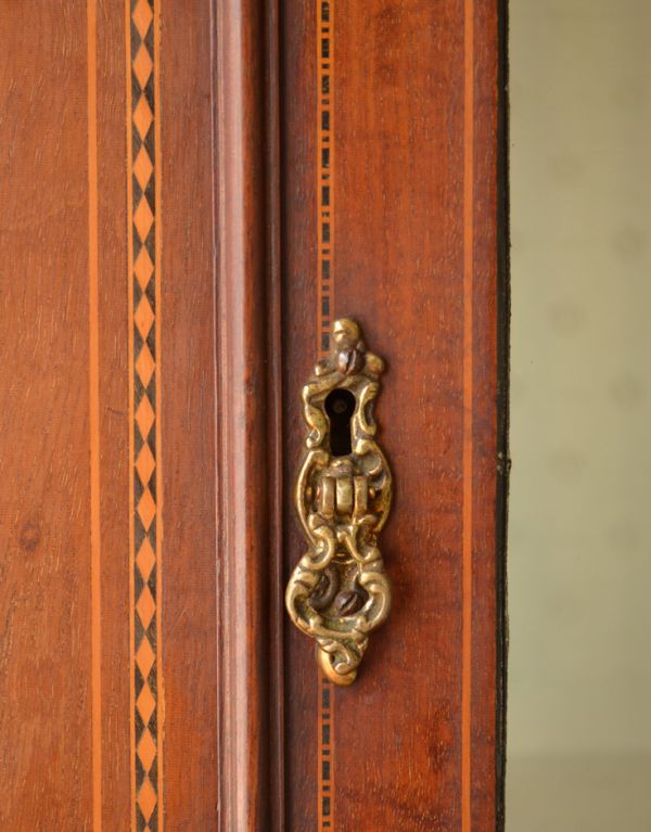 アンティークのキャビネット アンティーク家具 ステンドグラスが美しいアンティーク英国家具、ガラスのショーケース 。鍵穴はありますが、鍵は見つかりませんでした。(j-1495-f)