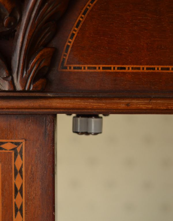 アンティークのキャビネット アンティーク家具 ステンドグラスが美しいアンティーク英国家具、ガラスのショーケース 。ローラーキャッチャーが付いているので、開け閉めがスムーズです。(j-1495-f)