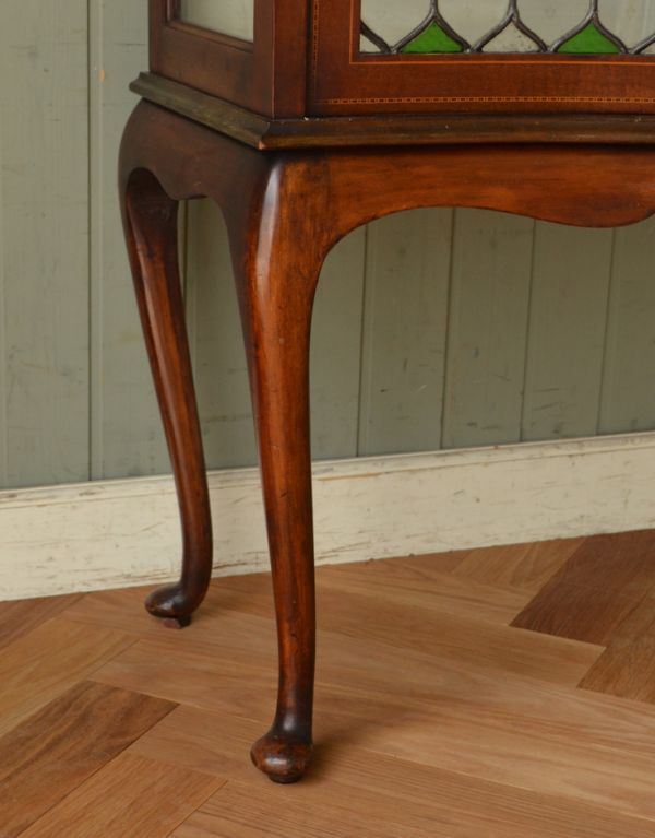 アンティークのキャビネット アンティーク家具 ステンドグラスが美しいアンティーク英国家具、ガラスのショーケース 。きちんと支えます。(j-1495-f)