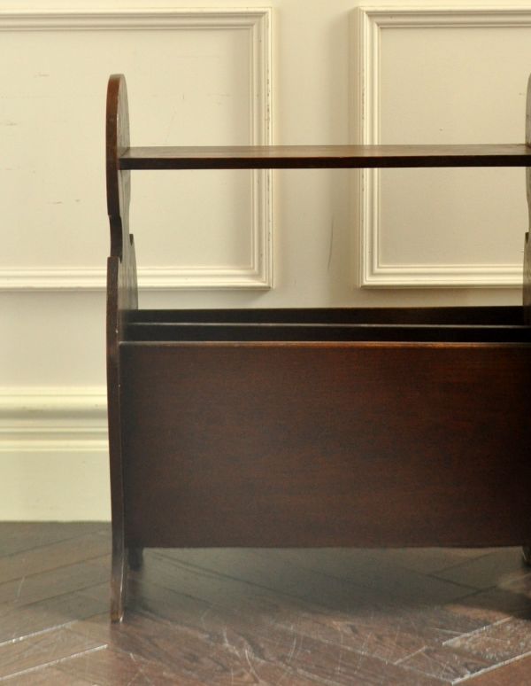 マガジンラック　アンティーク家具　本の収納、サイドテーブルにもなるアンティークのマガジンラック。ベッドやソファの横など、どこにでもちょこんと置けるコンパクトサイズで便利です。(j-1496-f)