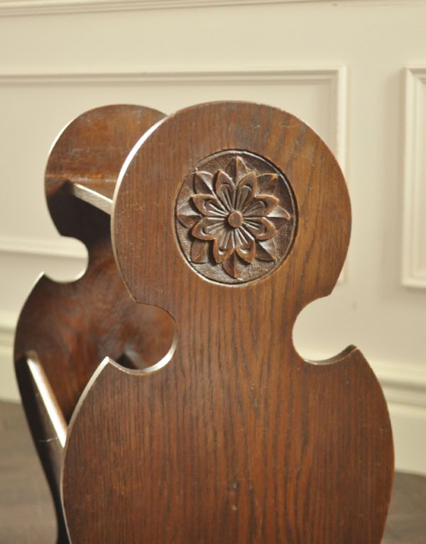 マガジンラック　アンティーク家具　本の収納、サイドテーブルにもなるアンティークのマガジンラック。デザインもオシャレ！和洋問わず、使いやすいのが魅力です。(j-1496-f)