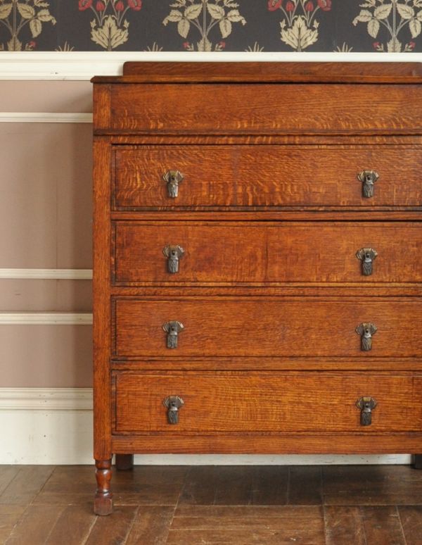 アンティークのチェスト アンティーク家具 機能的なイギリスのアンティーク家具、ドレッサーを兼ねたバチェラーズチェスト。木目が美しくとっても上品なキャビネット。(j-1497-f)