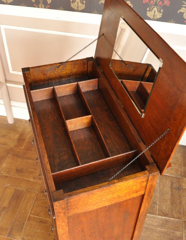 アンティークのチェスト アンティーク家具 機能的なイギリスのアンティーク家具、ドレッサーを兼ねたバチェラーズチェスト。ミラーの下は小物入れになっています。(j-1497-f)