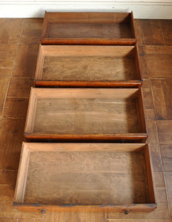 アンティークのチェスト アンティーク家具 機能的なイギリスのアンティーク家具、ドレッサーを兼ねたバチェラーズチェスト。便利な大きな引き出しが付いています。(j-1497-f)