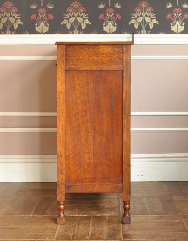 アンティークのチェスト アンティーク家具 機能的なイギリスのアンティーク家具、ドレッサーを兼ねたバチェラーズチェスト。スッキリしているのでどこでもお使いいただけます。(j-1497-f)