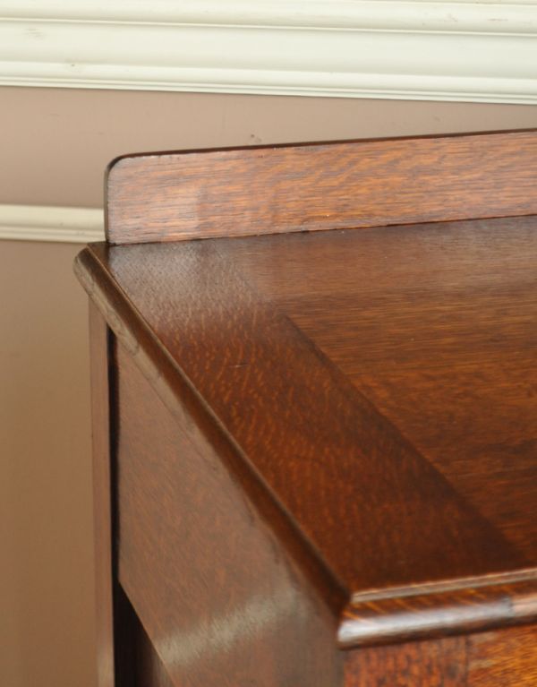 アンティークのチェスト アンティーク家具 機能的なイギリスのアンティーク家具、ドレッサーを兼ねたバチェラーズチェスト。上品な雰囲気なので、寝室や客間にもピッタリです。(j-1497-f)