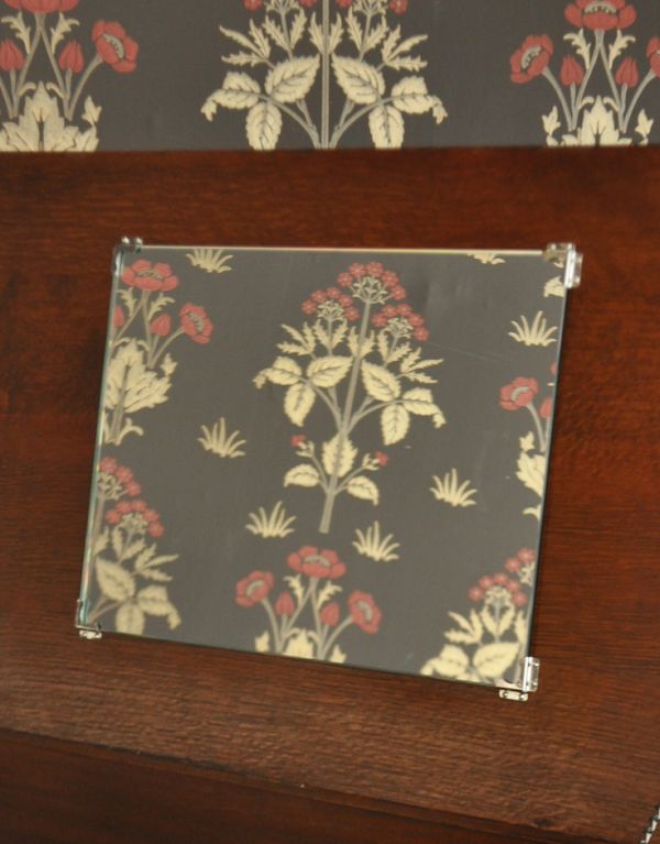 アンティークのチェスト アンティーク家具 機能的なイギリスのアンティーク家具、ドレッサーを兼ねたバチェラーズチェスト。天板を開くと・・・なんと中にはミラーが!身だしなみチェックに便利です。(j-1497-f)