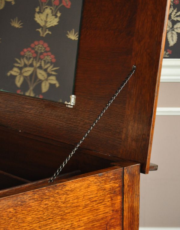 アンティークのチェスト アンティーク家具 機能的なイギリスのアンティーク家具、ドレッサーを兼ねたバチェラーズチェスト。フタにはチェーンがあるので安心です。(j-1497-f)