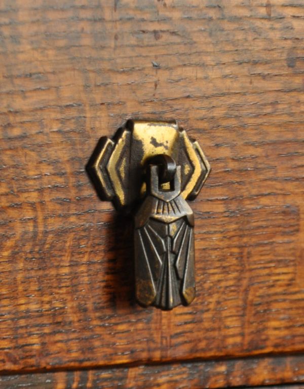 アンティークのチェスト アンティーク家具 機能的なイギリスのアンティーク家具、ドレッサーを兼ねたバチェラーズチェスト。引き出しの取っ手はアクセサリーのようなとってもオシャレなデザインです。(j-1497-f)