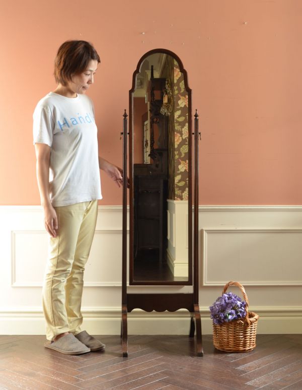 サイドバイサイド　アンティーク家具　実用的なアンティーク家具、美しいシュバルミラー（姿見） 。玄関、寝室、ウォークインクローゼットなど色々な場所で大活躍してくれます。(j-1498-f)
