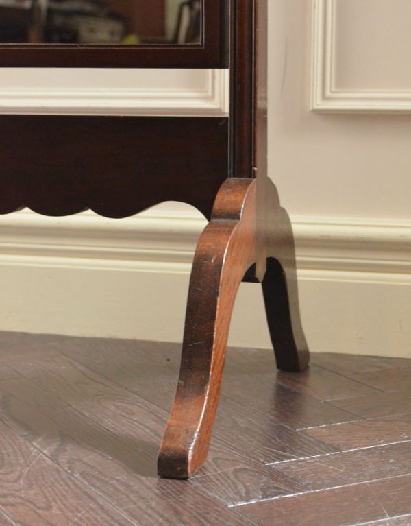 サイドバイサイド　アンティーク家具　実用的なアンティーク家具、美しいシュバルミラー（姿見） 。スタンドの脚はしっかりとした安定感があります。(j-1498-f)