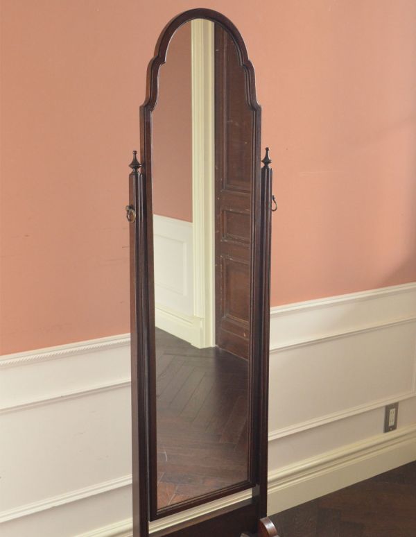 サイドバイサイド　アンティーク家具　実用的なアンティーク家具、美しいシュバルミラー（姿見） 。大きな鏡はお部屋を広く見せる効果大。(j-1498-f)