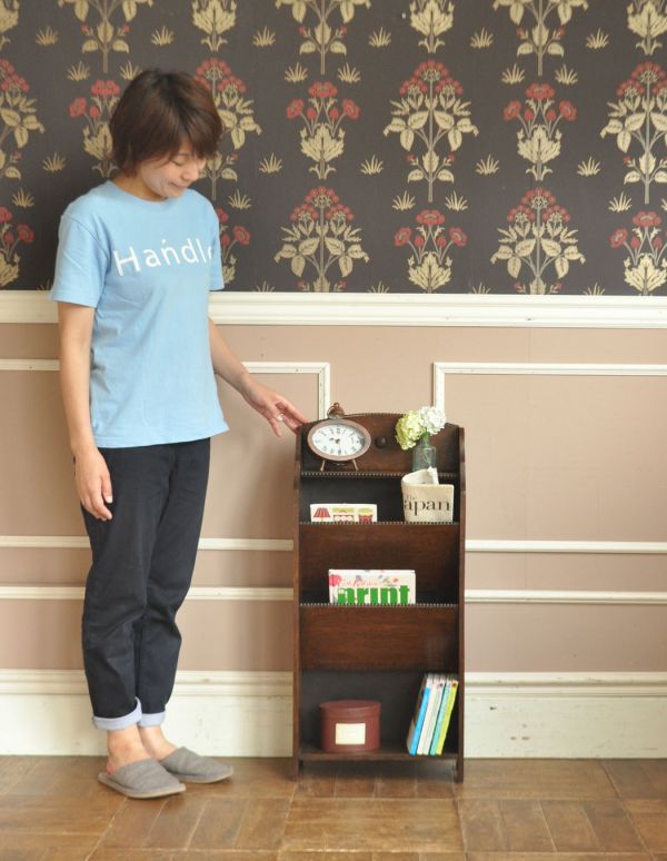 マガジンラック　アンティーク家具　お洒落な英国スタイルのアンティーク家具、棚が付いたマガジンラック。このマガジンラックなら、新聞さえ特別な気分で収納できますね。(j-1500-f)