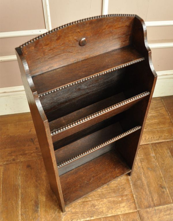 マガジンラック　アンティーク家具　お洒落な英国スタイルのアンティーク家具、棚が付いたマガジンラック。落ち着いたオーク材の木目は、和室にも合います。(j-1500-f)