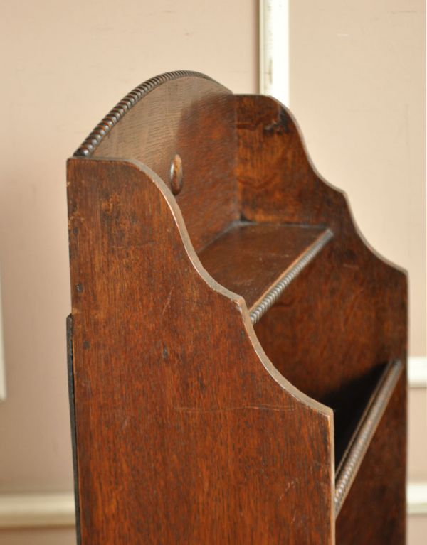 マガジンラック　アンティーク家具　お洒落な英国スタイルのアンティーク家具、棚が付いたマガジンラック。上に棚が無いので、新聞や雑誌がとっても取りやすいんです。(j-1500-f)